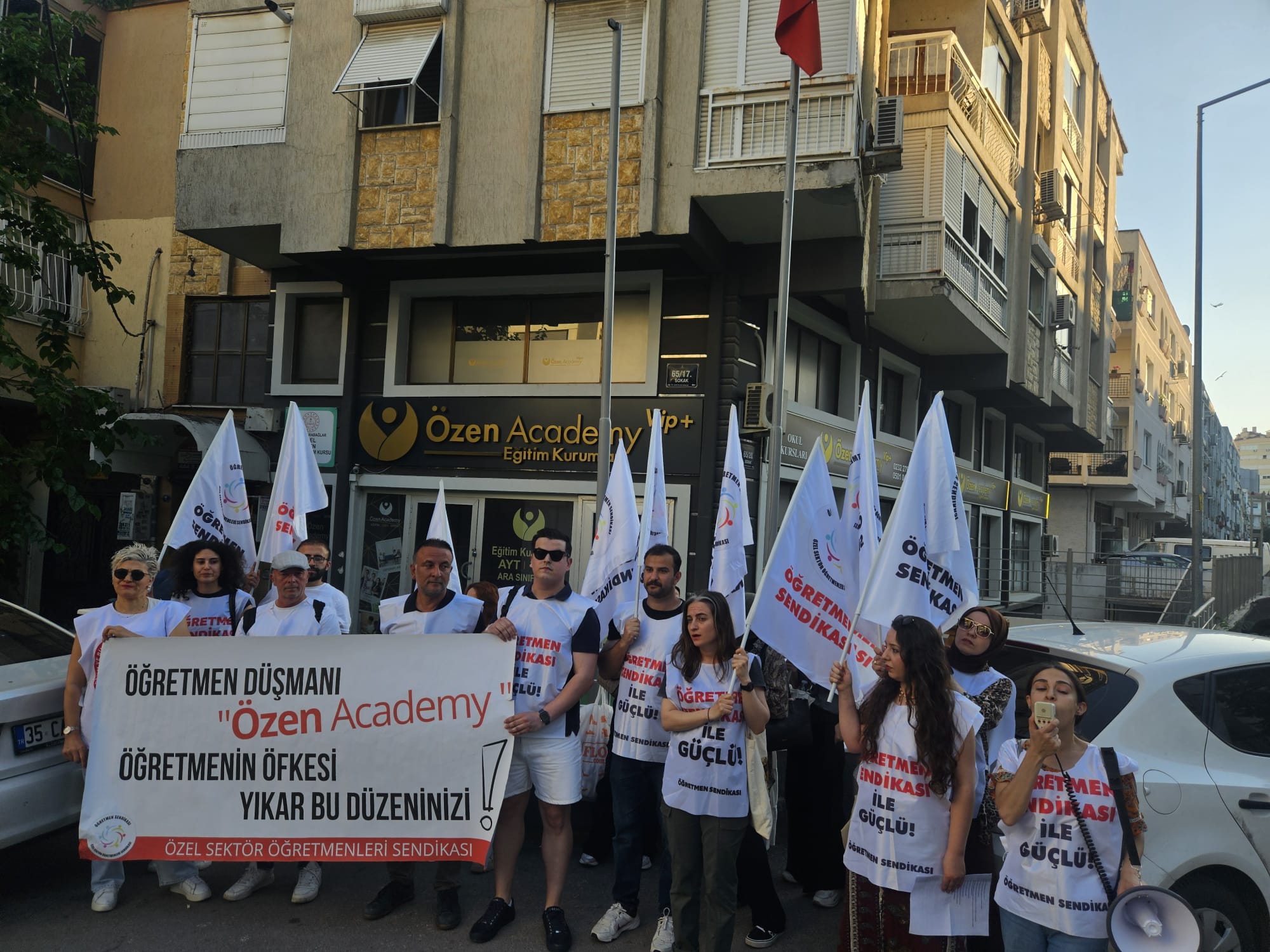 Özel Sektör Öğretmenleri Sendikası, Özen Academy önünde yaptığı açıklamada öğretmenlerin