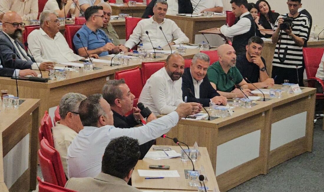 Aydın Büyükşehir Meclisi’nde yüksek tansiyon: Başkan Yetişkin’e mikrofon sansürü Aydın Büyükşehir Belediye Meclisi’nde 1 milyar TL’lik kredi görüşmeleri sırasında