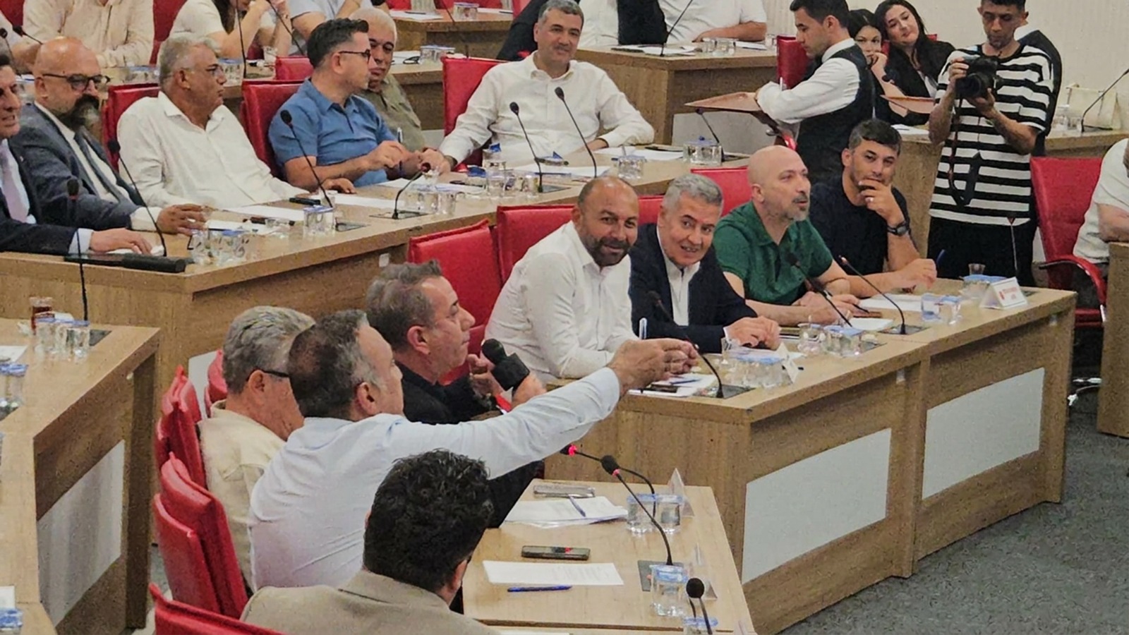 Efeler Belediye Başkanı Anıl Yetişkin, Aydın Büyükşehir Belediye Meclisi girişinde