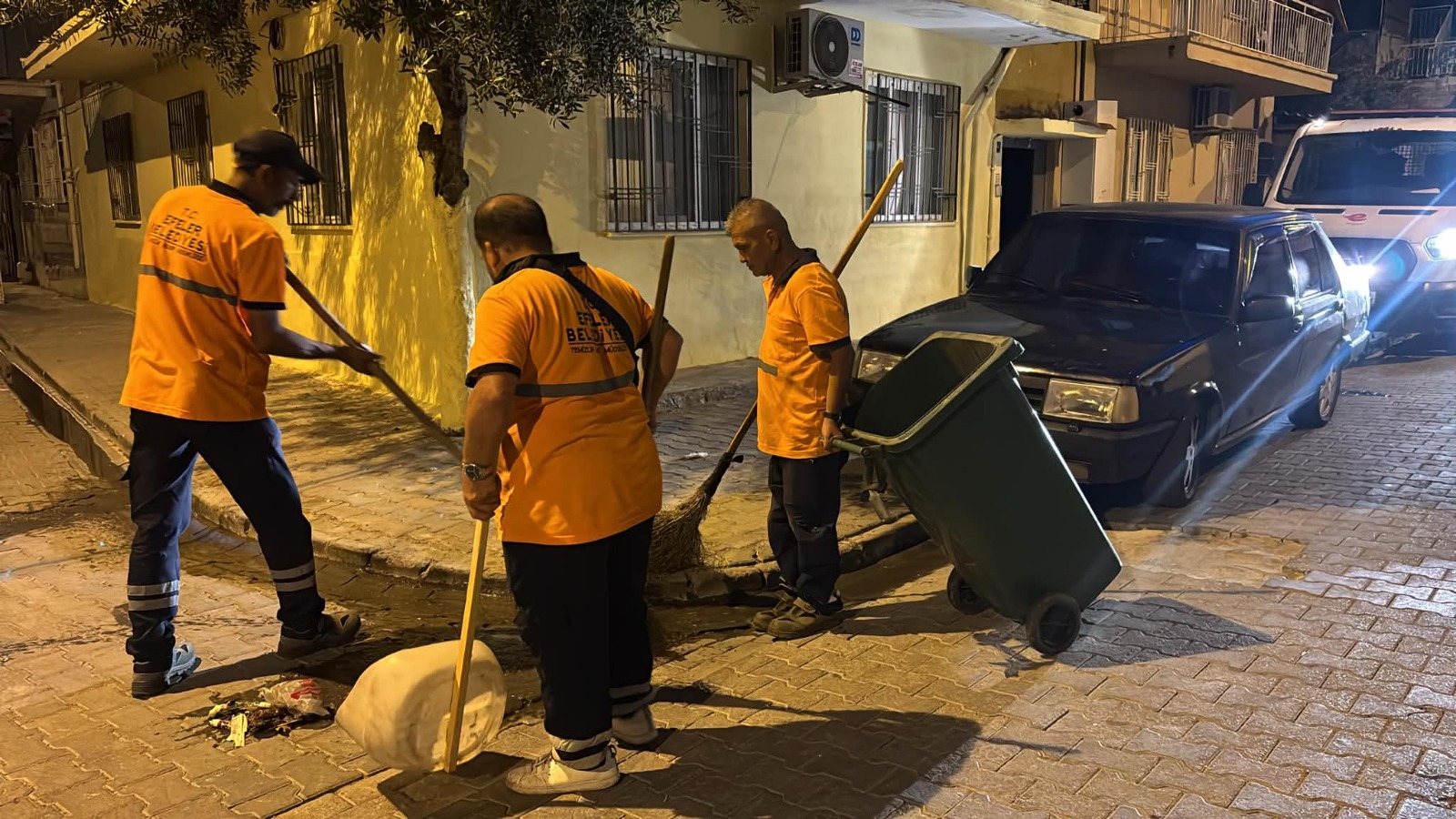 Efeler Belediyesi Temizlik İşleri Müdürlüğü ekipleri, ilçe genelinde yürüttüğü çalışmalar