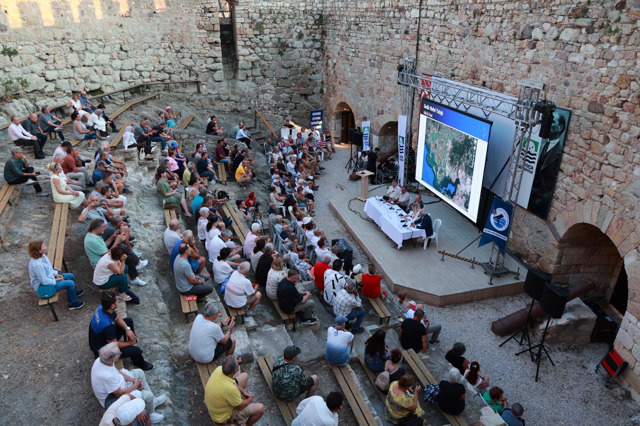 Foça’da düzenlenen “Gediz Kirliliği, Deniz, Dip Çamuru” panelinde, Gediz Nehri
