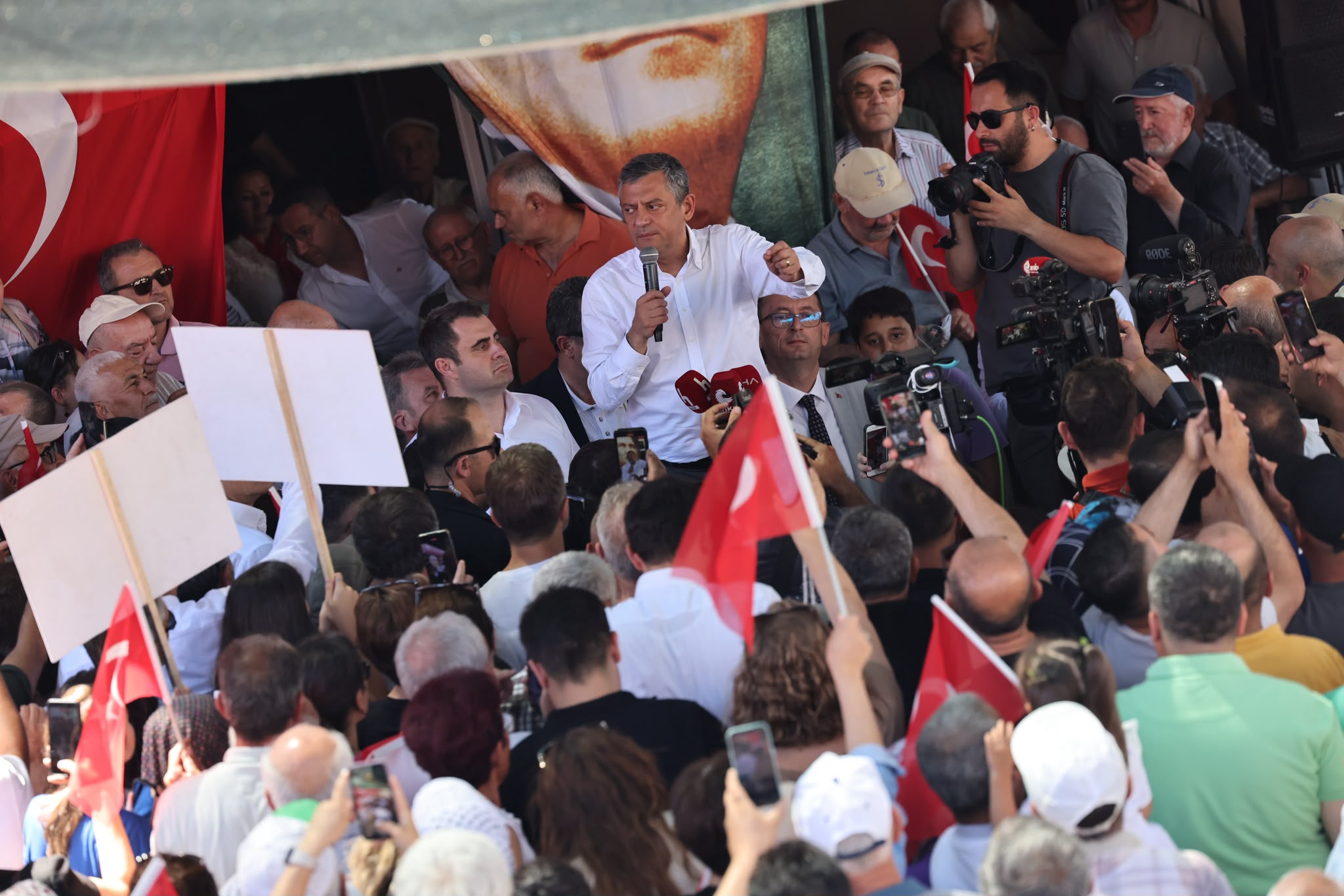 Mutlak butlan tartışmalarının gölgesinde İzmir turunu sürdüren seçilmiş CHP Genel