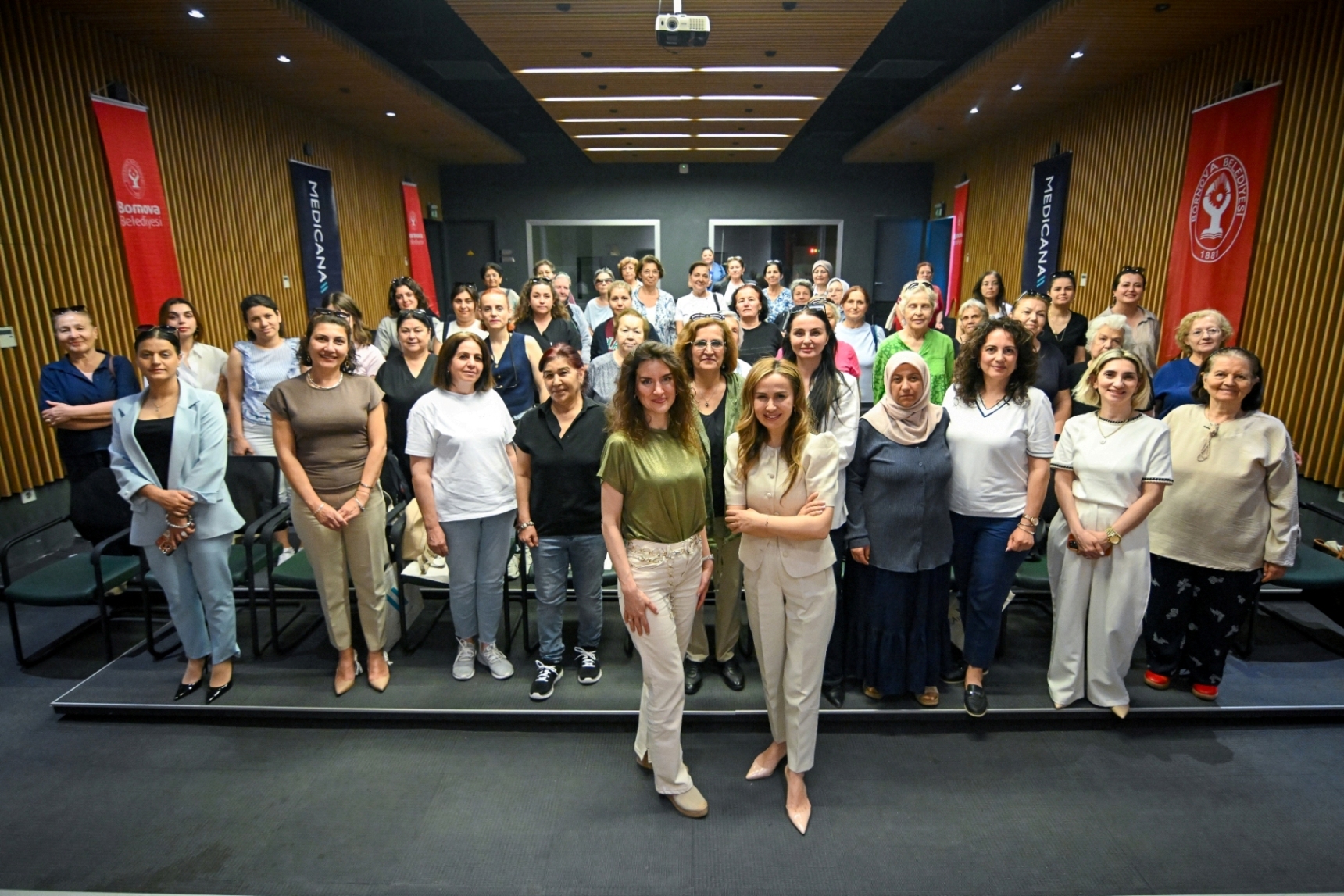 Bornova Belediyesi ve Medicana iş birliğiyle düzenlenen panelde, annelik üzerindeki