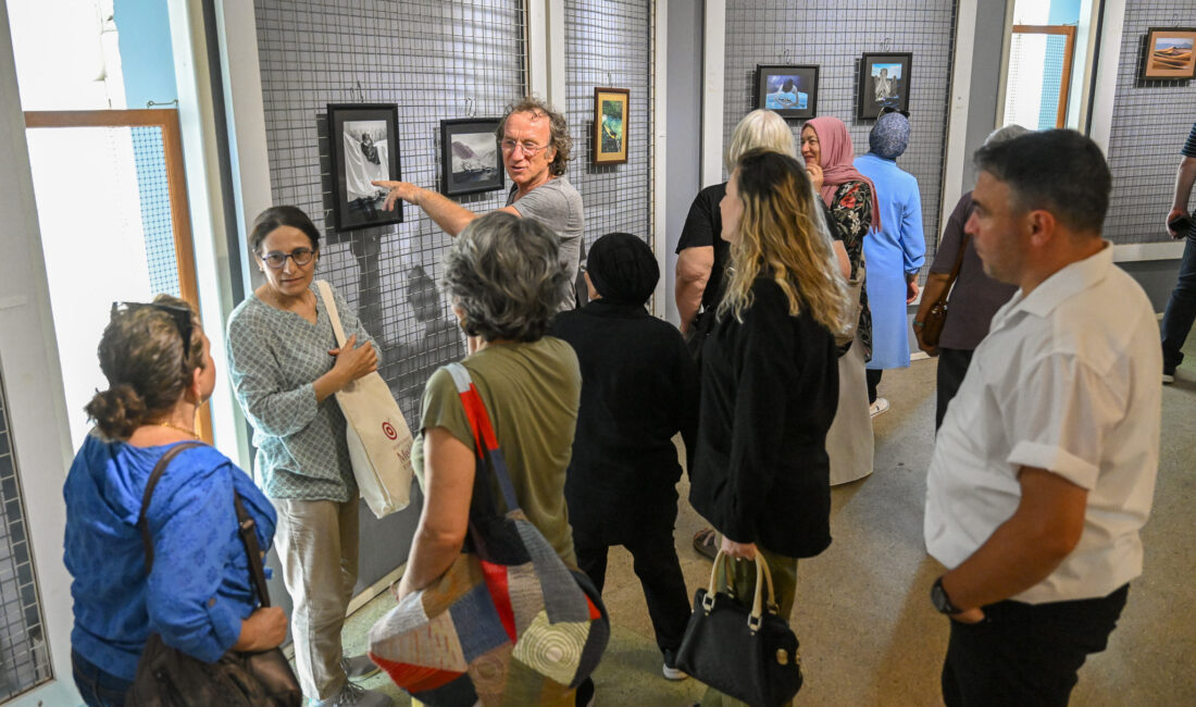 Ressam kardeşler Özlem ve Özge Köseoğlu’nun ortak üretimlerinden oluşan “Biz”