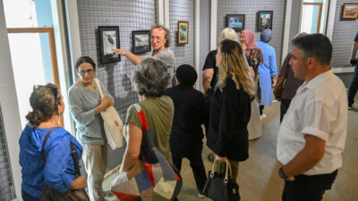 Ressam kardeşler Özlem ve Özge Köseoğlu’nun ortak üretimlerinden oluşan “Biz”