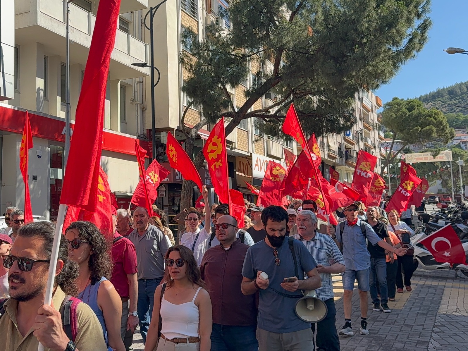 Türkiye Komünist Partisi (TKP), “Ülkemiz de Halkımız da Satılık Değil,