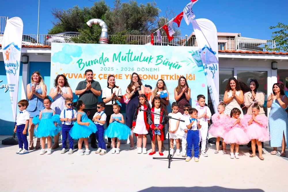 Çeşme Belediyesi’nin Yuvamız Çeşme çocuk etkinlik merkezlerinde eğitimlerini tamamlayan öğrenciler,