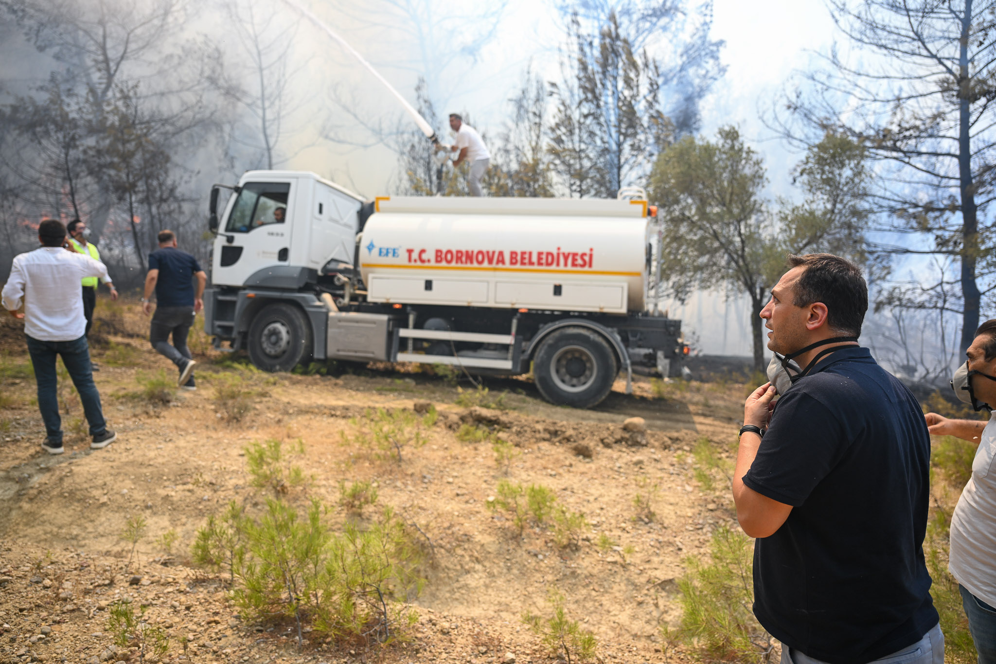 Bornova Belediyesi ekipleri, olası yangın risklerini azaltmak, çevre kirliliğinin önüne