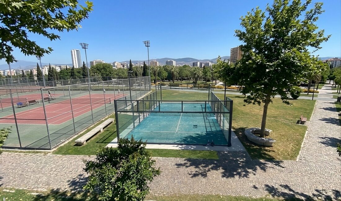 Bostanlı Sahili’ne yeni padel kortları geliyor İzmir Büyükşehir Belediyesi, Bostanlı Sahili’nde padel sporu için iki yeni