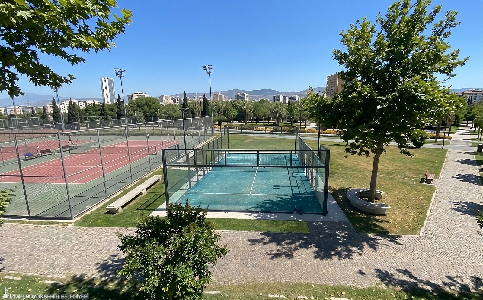 İzmir Büyükşehir Belediyesi, Bostanlı Sahili’nde padel sporu için iki yeni