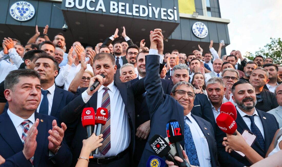 Buca’da Başkan Vekili Hüseyin Benzer oldu: Emanete kararlılıkla sahip çıkacağız Buca Belediye Başkanı Görkem Duman’ın görevden uzaklaştırılmasının ardından olağanüstü toplanan