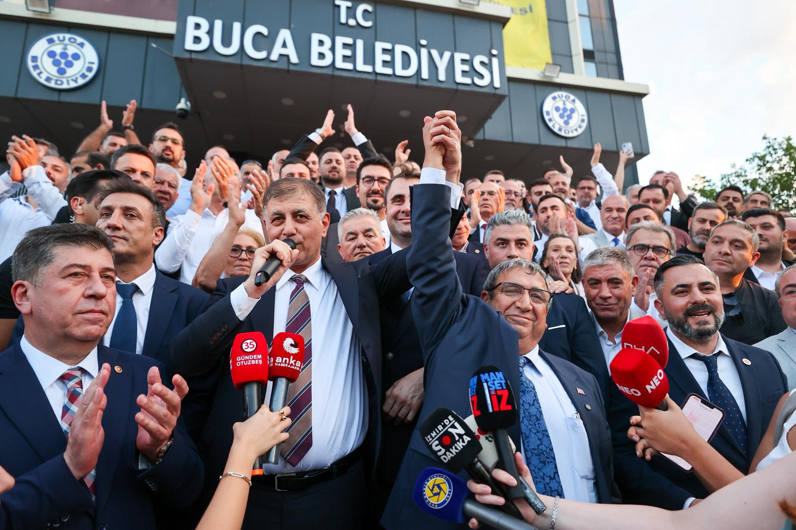 Buca Belediye Başkanı Görkem Duman’ın görevden uzaklaştırılmasının ardından olağanüstü toplanan