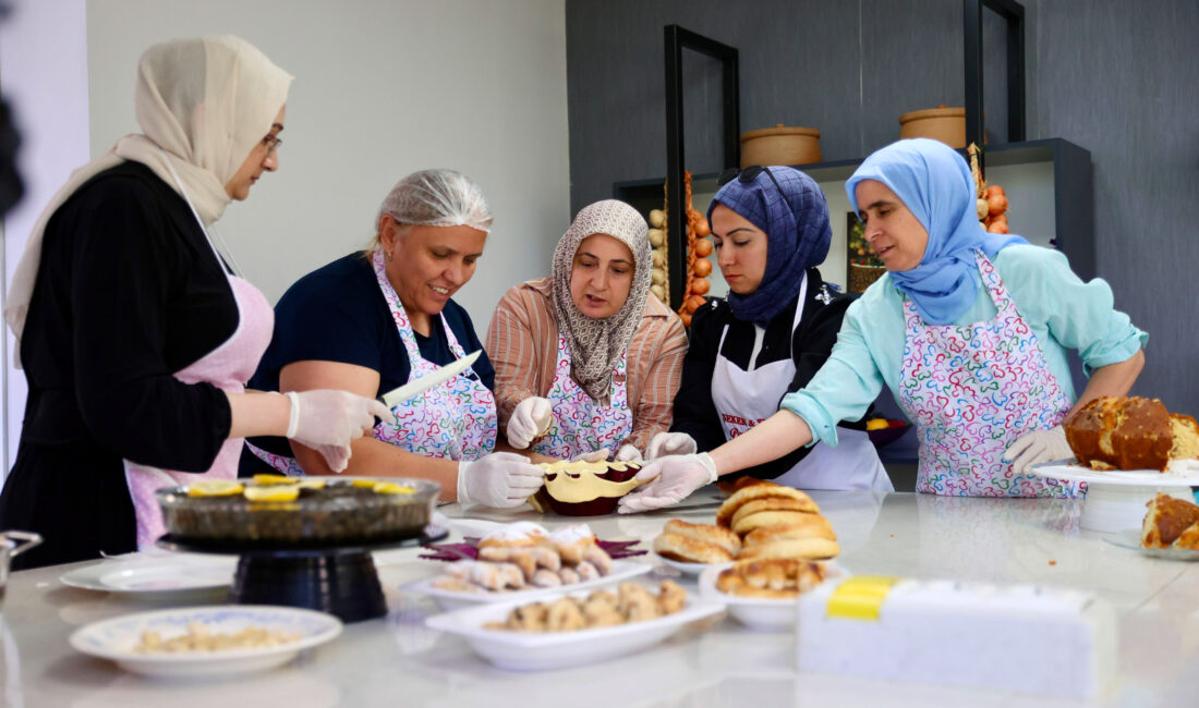 Buca’da kadınlar lezzeti mesleğe dönüştürüyor Buca Belediyesi’nin Halk Eğitimi Merkezi iş birliğiyle düzenlediği aşçılık ve