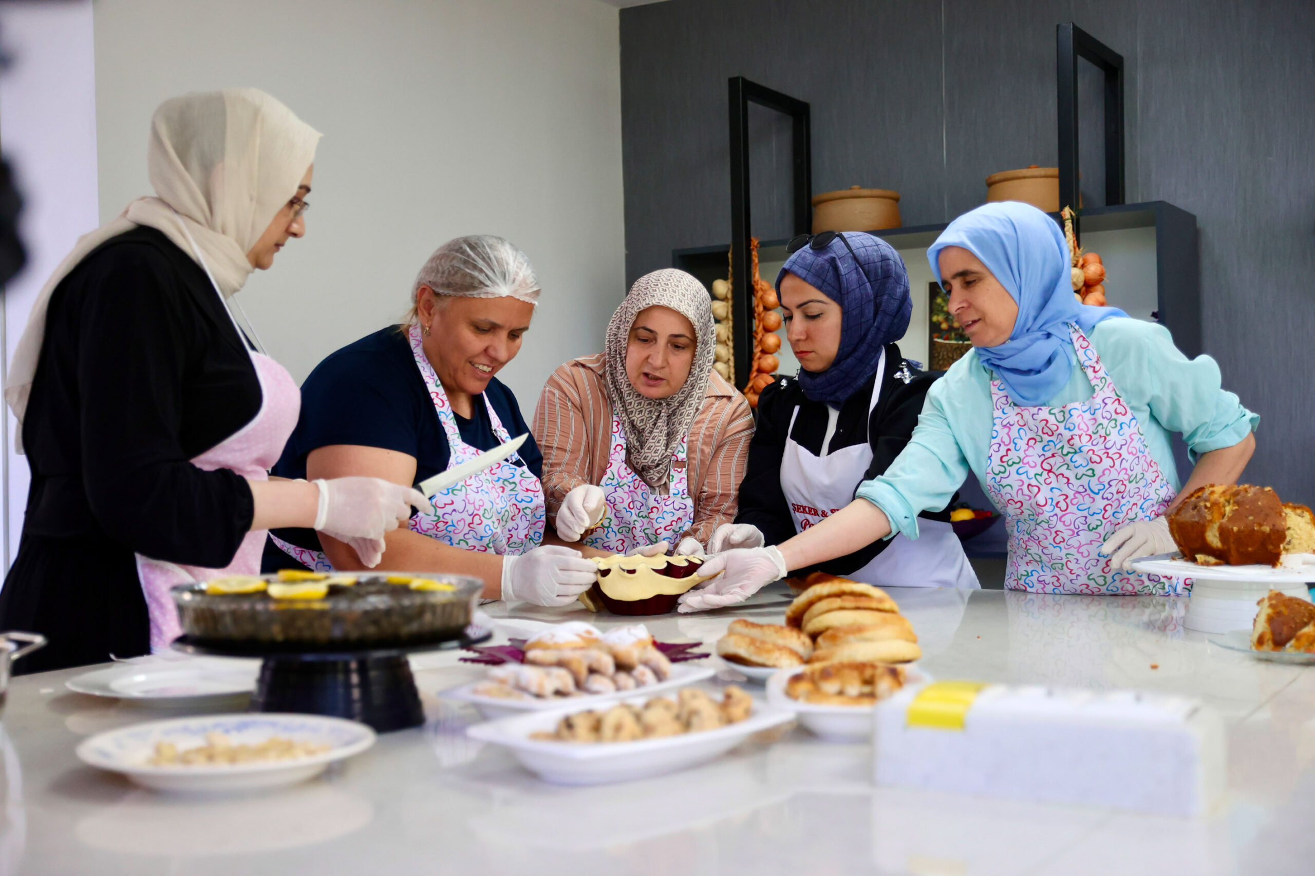 Buca Belediyesi’nin Halk Eğitimi Merkezi iş birliğiyle düzenlediği aşçılık ve
