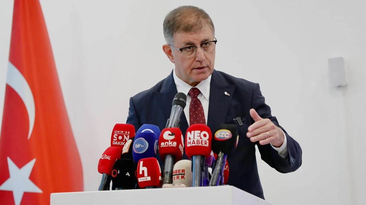 İzmir Büyükşehir Belediye Başkanı Dr. Cemil Tugay, AKP'ye geçeceği yönündeki