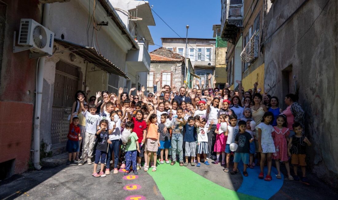 Çıkmaz sokaktan umut sokağına İzmir Büyükşehir Belediyesi, İzmir Ekonomi Üniversitesi ve mahalle sakinlerinin 16