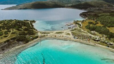 Urla’nın Demircili Mahallesi’nde deniz içine inşa edilen platformlar tartışma yarattı.