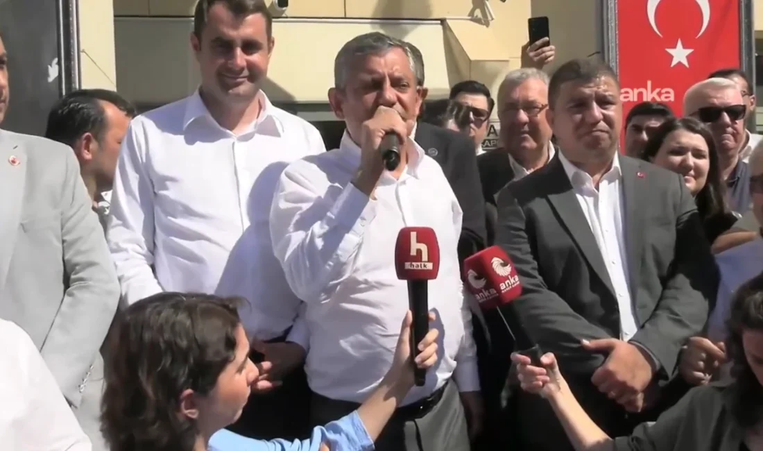 Özel, Tire’de konuştu: İktidar yolculuğundan vazgeçmeyiz! Tire'de vatandaşlarla buluşan seçilmiş CHP Genel Başkanı Özgür Özel, "mutlak