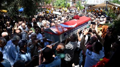 Kuşadası'nın eski belediye başkanlarından Engin Berberoğlu, tedavi gördüğü hastanede 78