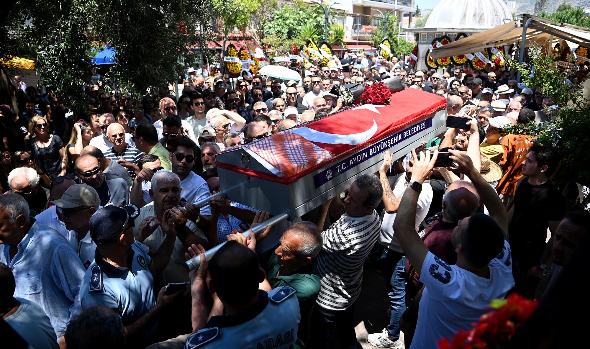 Kuşadası'nın eski belediye başkanlarından Engin Berberoğlu, tedavi gördüğü hastanede 78
