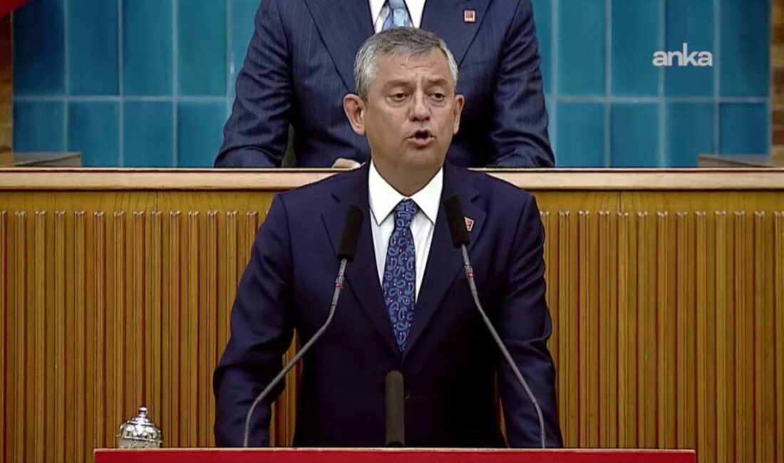 CHP lideri Özel’den kurultay çağrısı: Tarih verdi Seçilmiş CHP Genel Başkanı Özgür Özel, grup toplantısı için kürsüde