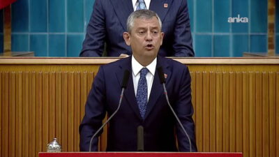 Seçilmiş CHP Genel Başkanı Özgür Özel, grup toplantısı için kürsüde