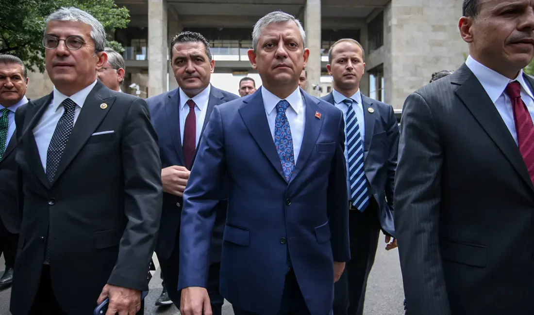 Gözler CHP Genel Merkezi’nde… Özgür Özel ekibinin topladığı kurultay imzaları yarın teslim ediliyor "Mutlak butlan" sonrası CHP'de "kurultay" tartışmaları yeni bir aşamaya taşınırken;