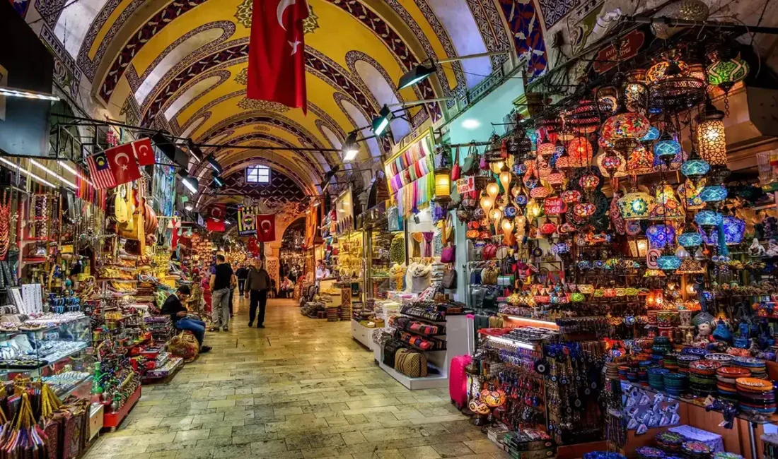 Dünyanın en büyük açık hava çarşısı: Tarihi Kemeraltı Çarşısı zamana meydan okuyor İzmir’in kalbi Konak’ta yer alan ve yüzyıllardır şehrin ticaret nabzını