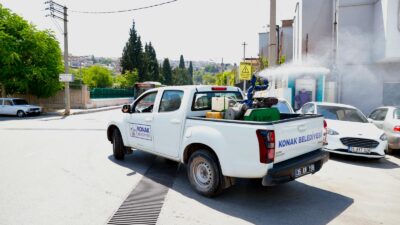 Konak Belediyesi Temizlik İşleri Müdürlüğü ekipleri, ilçenin tüm mahallelerinde sivrisineklere
