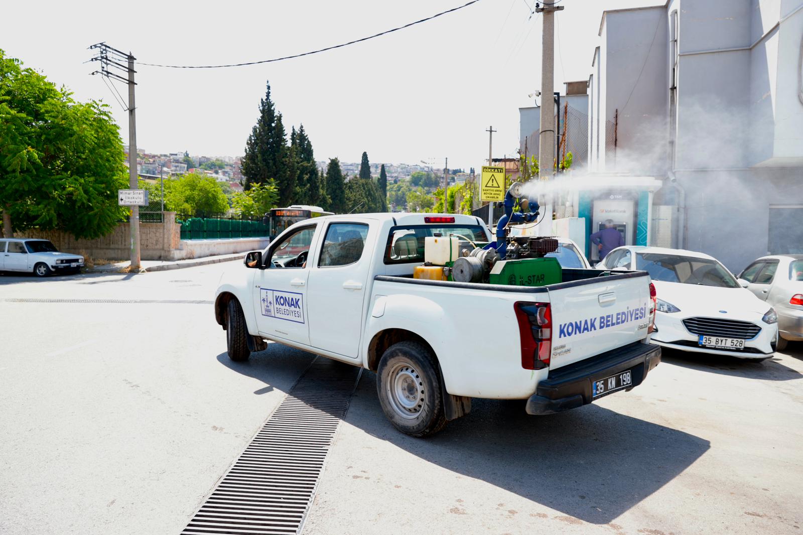 Konak Belediyesi Temizlik İşleri Müdürlüğü ekipleri, ilçenin tüm mahallelerinde sivrisineklere