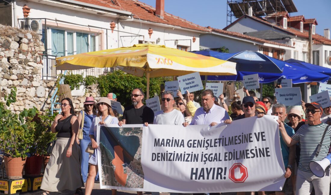 Sığacık’ta marina kapasite artışına tepki: “Sığacık Körfezi halkındır” Teos Marina'nın kapasite artışı planına karşı Sığacık'ta bir araya gelen