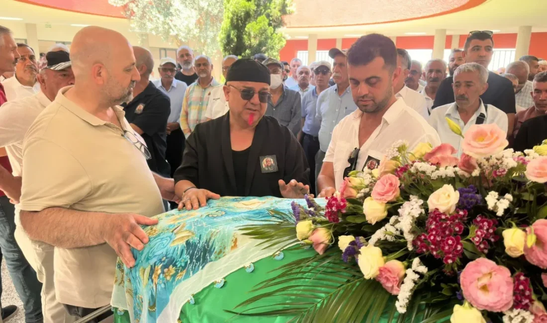 İzmir sahne dünyasının sevilen isimlerinden “Mikrop Hikmet” lakaplı Hikmet Durmuş’un