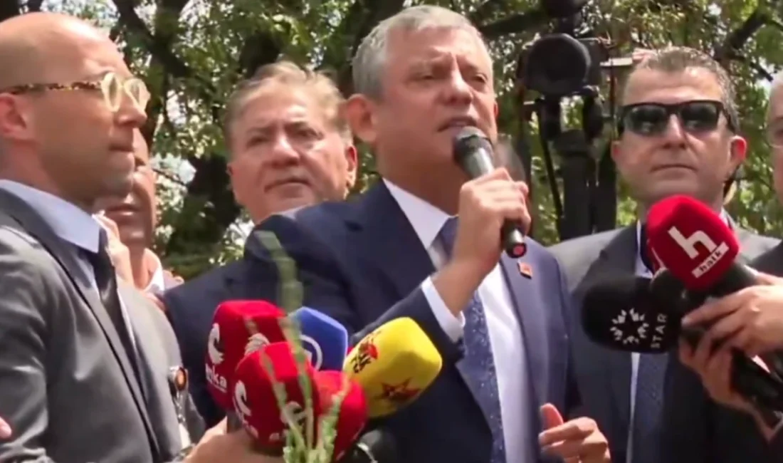Özel’den Meclis önünde tarihi mesaj: Önce kurultay, sonra iktidar! TBMM’nin CHP Grup Toplantısı’na ziyaretçi yasağı getirmesinin ardından Özgür Özel