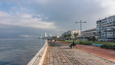 İzmir’de hafta sonu parçalı bulutlu ve yağışsız hava beklenirken yeni