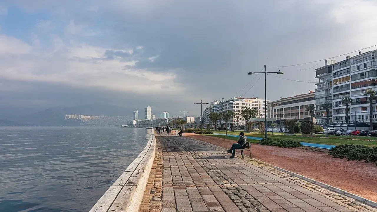 Meteoroloji'nin son tahminlerine göre İzmir'de cumartesi günü birçok ilçede gök