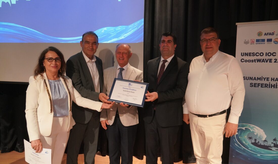 Seferihisar’a UNESCO’dan kritik unvan! Türkiye’de ikinci oldu Seferihisar, UNESCO CoastWAVE Programı kapsamında verilen "Tsunami Hazır Kent Sertifikası"nı