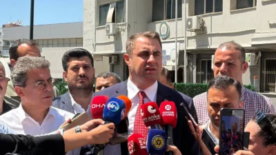 Buca Belediyesi’ne yönelik operasyon sonrası emniyet önünde açıklama yapan CHP