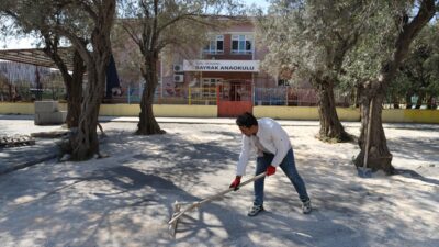 Menderes Belediyesi, yıllardır toz ve çamur nedeniyle vatandaşların şikâyet ettiği
