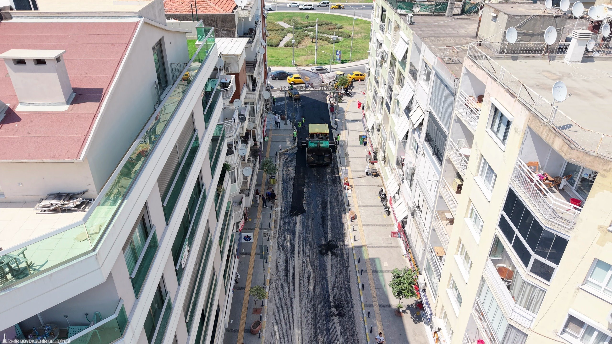 İzmir Büyükşehir Belediyesi, kent genelinde sürdürdüğü yol yenileme çalışmalarına Balçova
