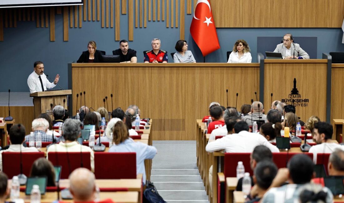 İzmir’de afetlere karşı dayanışma ağı güçleniyor İzmir Büyükşehir Belediyesi, afetlere hazırlık çalışmalarını güçlendirmek amacıyla sivil toplum
