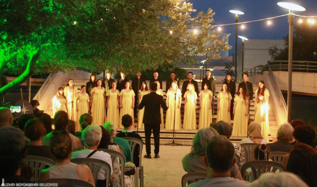 “Zeytin Altında Yaza Merhaba” konserleri başladı İzmir Büyükşehir Belediyesi Ahmed Adnan Saygun Sanat Merkezi'nin anıtsal zeytin