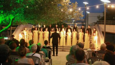 İzmir Büyükşehir Belediyesi Ahmed Adnan Saygun Sanat Merkezi'nin anıtsal zeytin