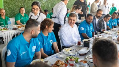 İzmir Büyükşehir Belediye Başkanı Dr. Cemil Tugay, İzdönüşüm personeliyle bir