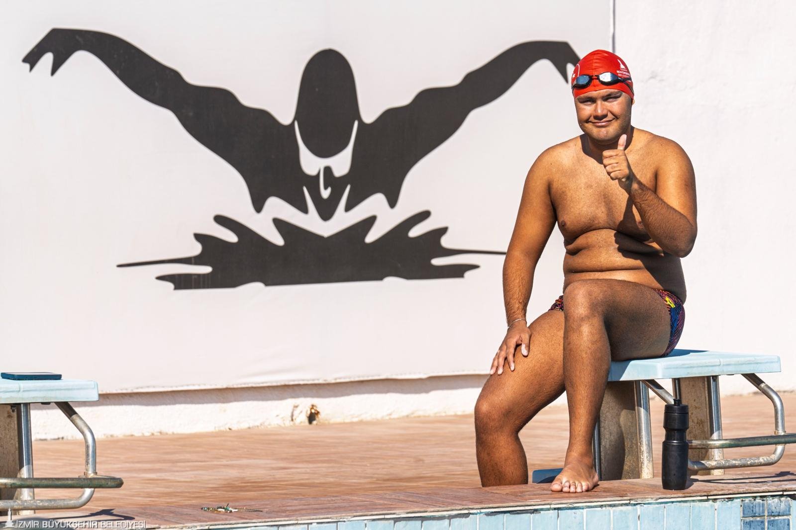 İzmir Büyükşehir Belediyesi’nin 23 yaşındaki otizmli yüzme sporcusu Tuna Tunca