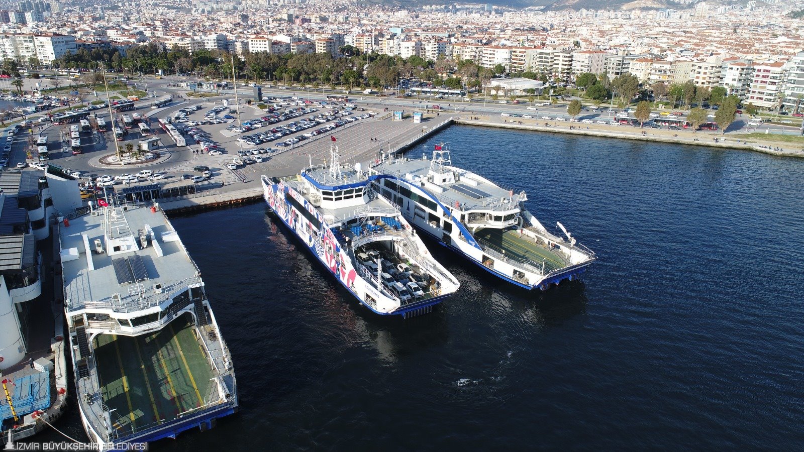 İzmir Büyükşehir Belediyesi iştiraki İZDENİZ'in Bostanlı–Üçkuyular Arabalı Vapur Hattı'nda yoğun