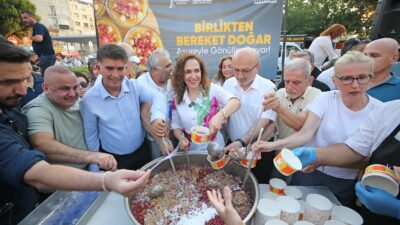 Karşıyaka Belediyesi tarafından sivil toplum kuruluşlarının iş birliğiyle düzenlenen Aşure