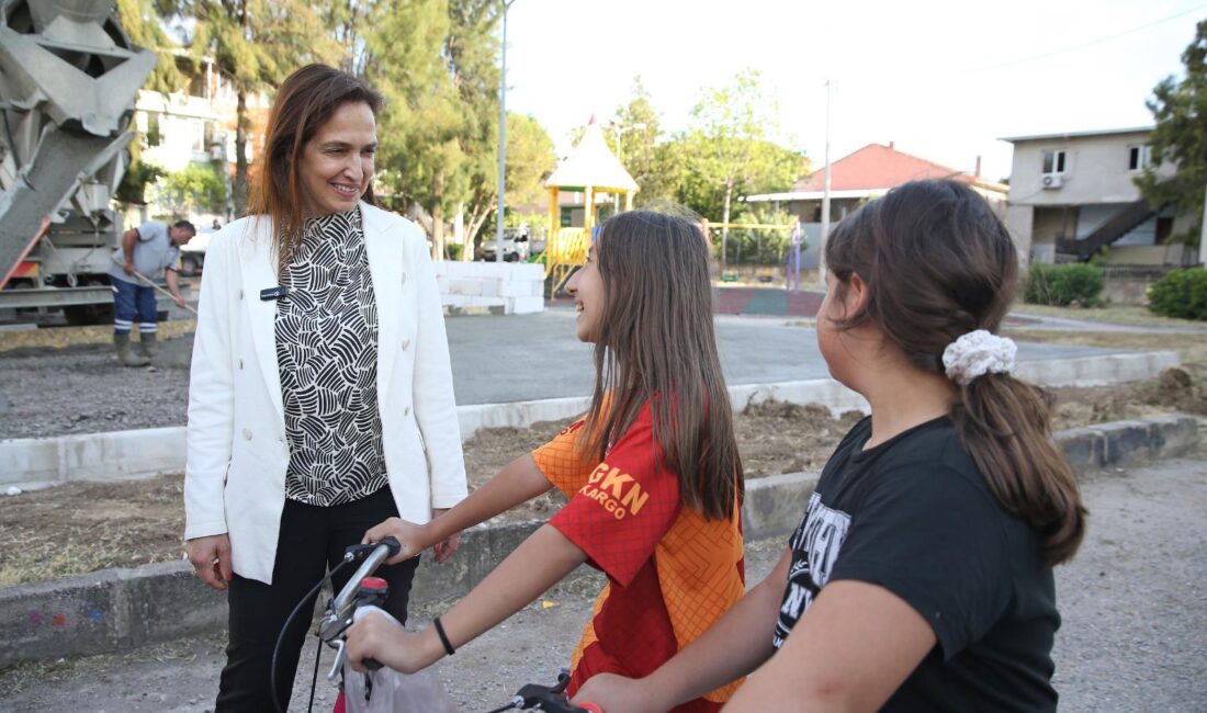 Karşıyaka Belediye Başkanı Yıldız Ünsal, Cumhuriyet Mahallesi’ne yaptığı ziyarette çocuk