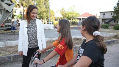 Karşıyaka Belediye Başkanı Yıldız Ünsal, Cumhuriyet Mahallesi’ne yaptığı ziyarette çocuk