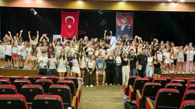 Karşıyaka Belediyesi Tiyatrosu'nun geleneksel yaz dönemi temel oyunculuk eğitimleri başladı.