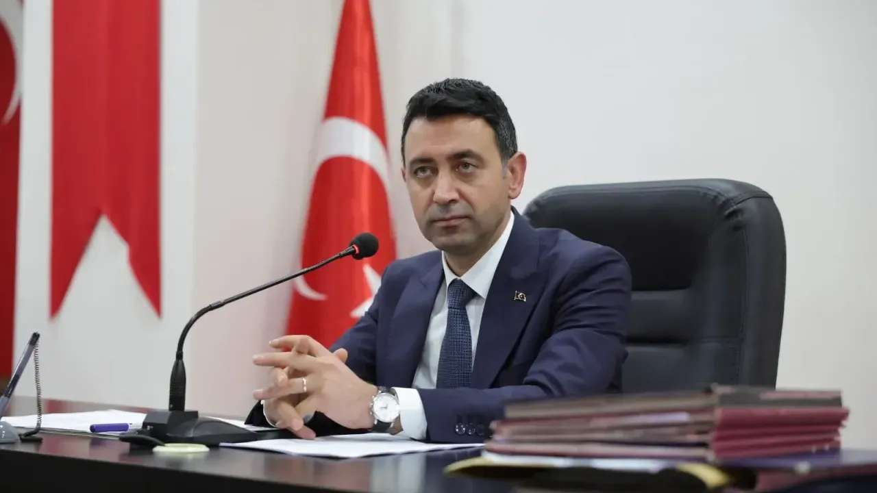 Bayraklı Belediye Meclisi’nde katı atık bedelleri tartışması yaşandı. Başkan İrfan
